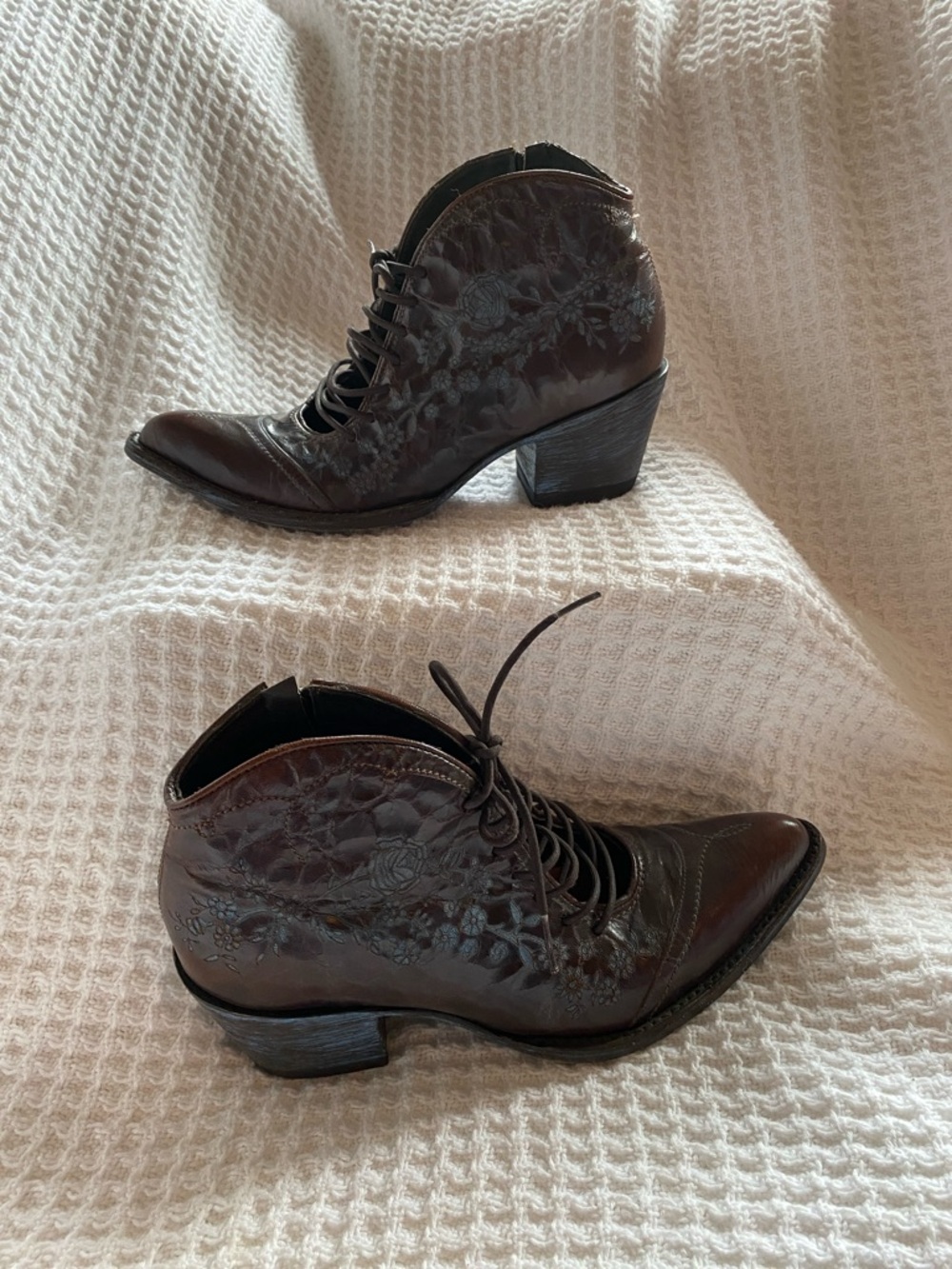 Old Gringo vintage Women's Brown Embossed Lace-Up Ankle Boots mint condition